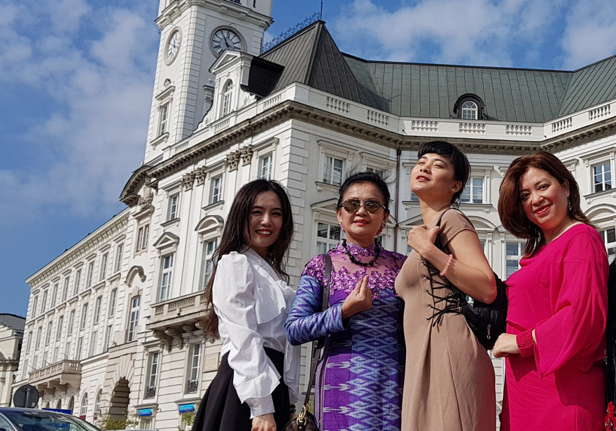 Nhóm thí sinh “Tôi yêu tiếng nước tôi” chụp ảnh ở khu vực Dinh Tổng thống Ba Lan.