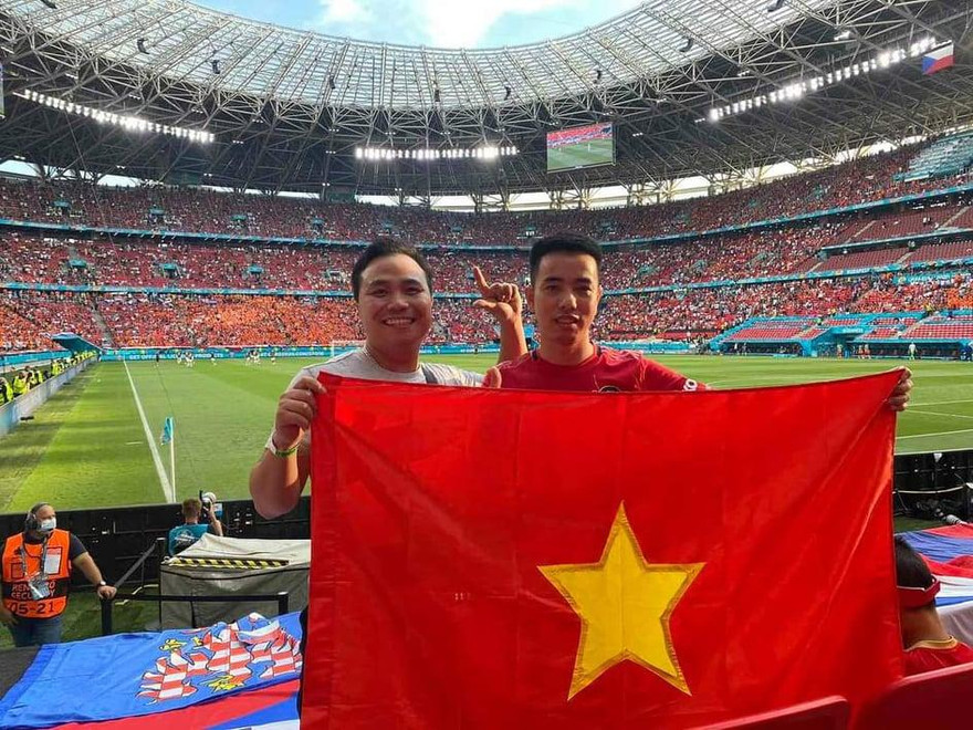 Cổ động viên Việt Nam có mặt trên sân Puskás Aréna cổ vũ cho hai đội Hà Lan và CH Séc