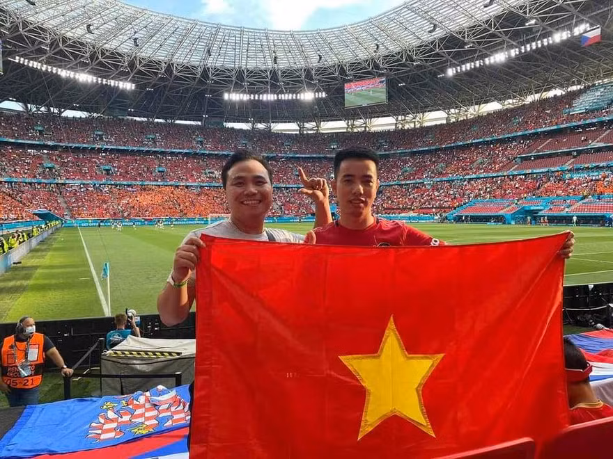 Cổ động viên Việt Nam có mặt trên sân Puskás Aréna cổ vũ cho hai đội Hà Lan và CH Séc