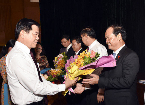 Bí thư Tỉnh ủy, Chủ tịch HĐND tỉnh Bà Rịa - Vũng Tàu Nguyễn Hồng Lĩnh chúc mừng tân Phó Chủ tịch HĐND tỉnh Mai Ngọc Thuận