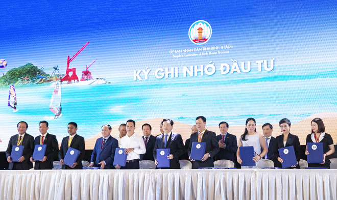 Ông Đỗ Quý Hải (áo trắng) – Chủ tịch HĐQT Tập đoàn Hải Phát và Bà Trần Hoài Anh (thứ 2 từ phải sang) – Phó Tổng giám đốc Tập đoàn Hải Phát (đại diện liên danh) nhận Biên bản ghi nhớ đầu tư tại Hội nghị.