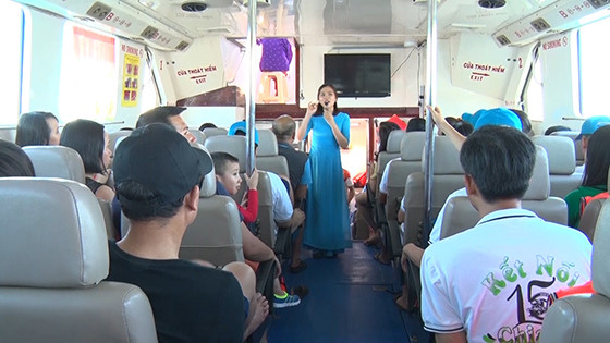 Du khách thăm đảo Song Ngư.