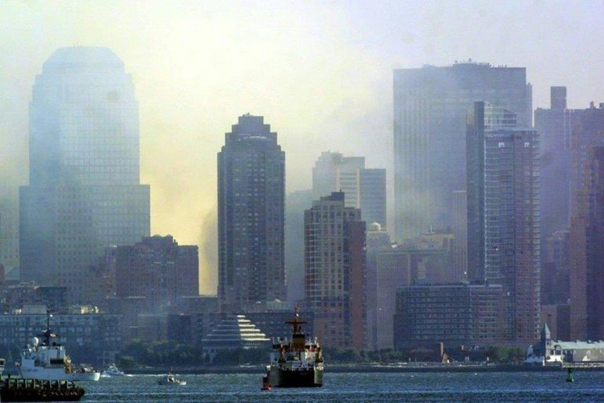 Bụi mù bao phủ Manhattan ngày sau khi xảy ra vụ tấn công 11/9/2001. Ảnh: AFP.