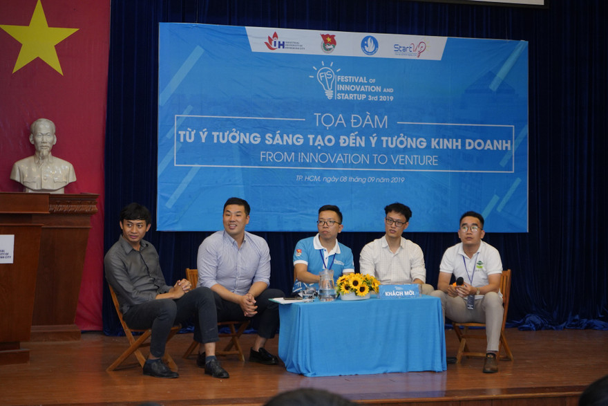 Hàng ngàn sinh viên tham gia ngày hội tại các gian hàng trưng bày các sản phẩm sáng tạo