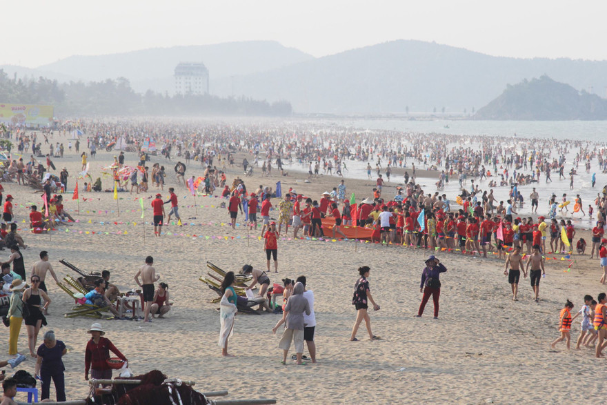 Lượng du khách đổ về Cửa Lò trong mùa du lịch biển năm 2019 cao hơn nhiều những trước.