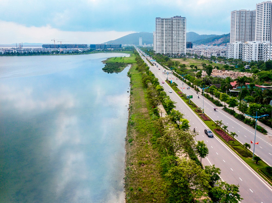 Halong Marina nằm ngay sát bờ vịnh di sản thiên nhiên tuyệt tác.