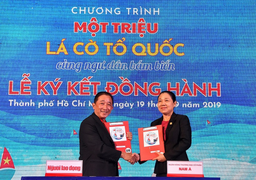 Nam A Bank ký kết trao tặng 1 tỷ, đồng hành cùng chương trình “Một triệu lá cờ Tổ quốc cùng ngư dân bám biển”.