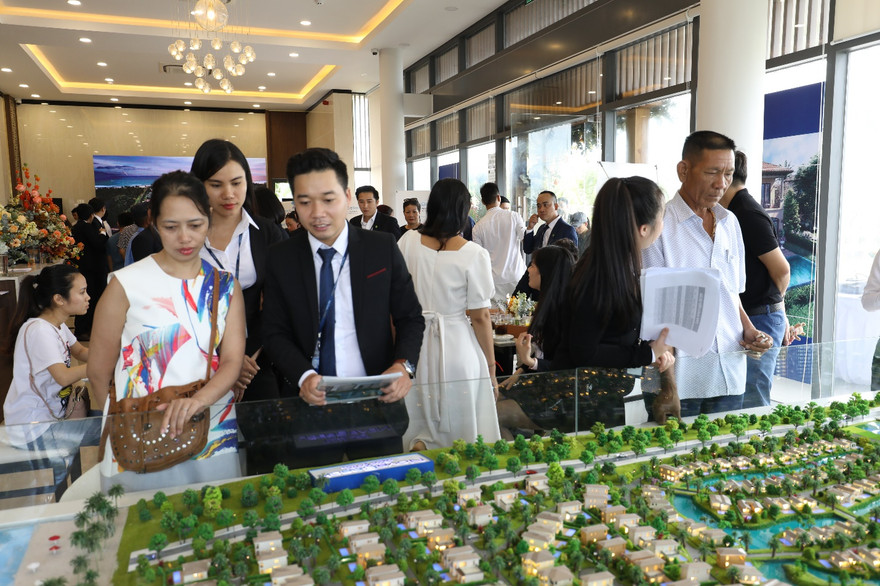 Các dự án BĐS nghỉ dưỡng ven biển thu hút nhiều nhà đầu tư miền Bắc (Ảnh: Khách tham quan sa bàn Dự án NovaBeach Cam Ranh Resort & Villas)