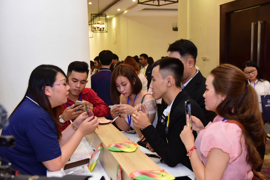 Khách hàng tìm hiểu nền tảng Lina Review 4.0