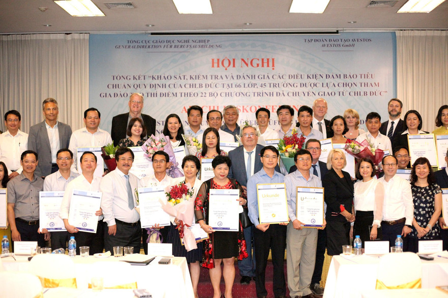 Lãnh đạo Tổng cục Giáo dục Nghề nghiệp và đại diện phía Đức trao Giấy chứng nhận cho 41/45 trường đạt kiểm định của Đức đối với các nghề được chuyển giao.