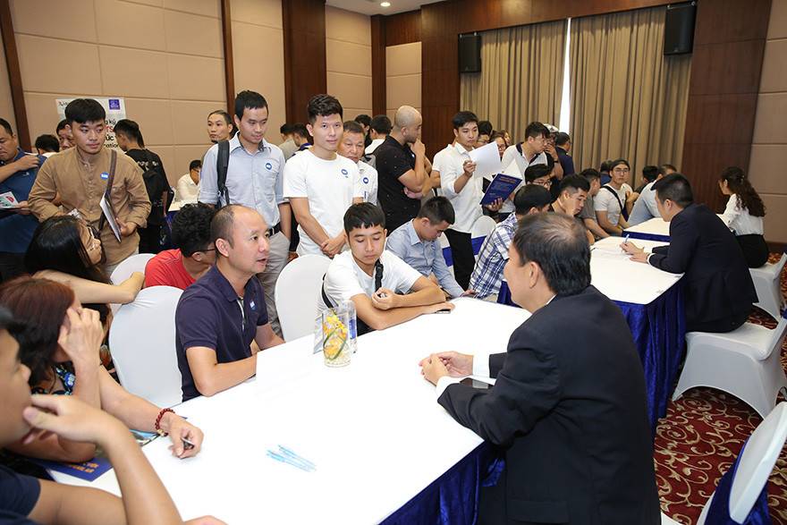 Hàng trăm bậc phụ huynh, học sinh được các lãnh đạo Vinpearl Air tư vấn trực tiếp, giải đáp các thắc mắc tại hội thảo