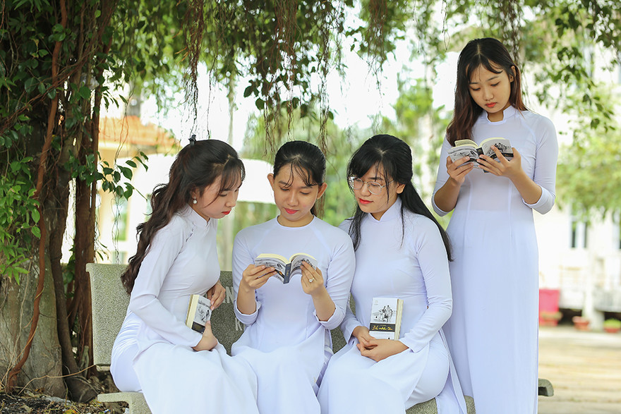 Nữ sinh chăm chú đọc sách