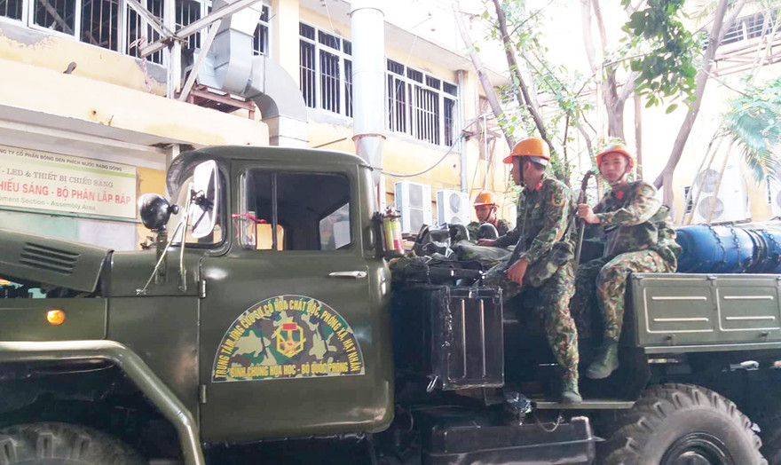 Binh chủng Hóa học tiến hành tẩy độc tại Công ty Rạng Đông