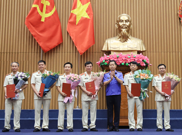 Phó Viện trưởng Viện Kiểm sát nhân dân tối cao trao quyết định và chúc mừng 6 cán bộ được điều động, bổ nhiệm chức vụ mới.