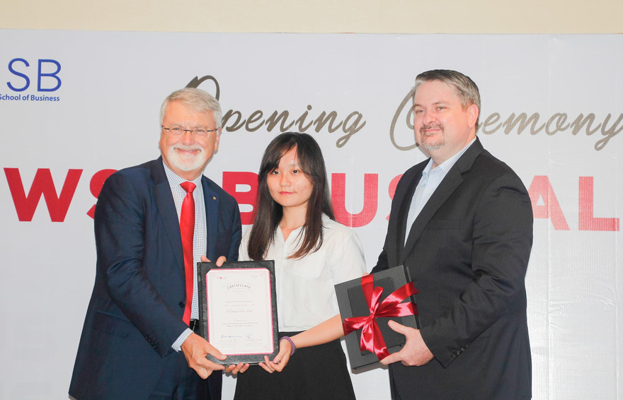 Giáo sư Peter Shergold AC (trái), Chủ tịch Hội đồng ĐH Western Sydney tại lễ trao học bổng - Ảnh MAI KHÔI