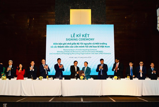 Đồng chí Trần Hồng Hà, Bộ trưởng Bộ Tài nguyên và Môi trường bắt tay các thành viên PRO Vietnam sau khi ký biên bản