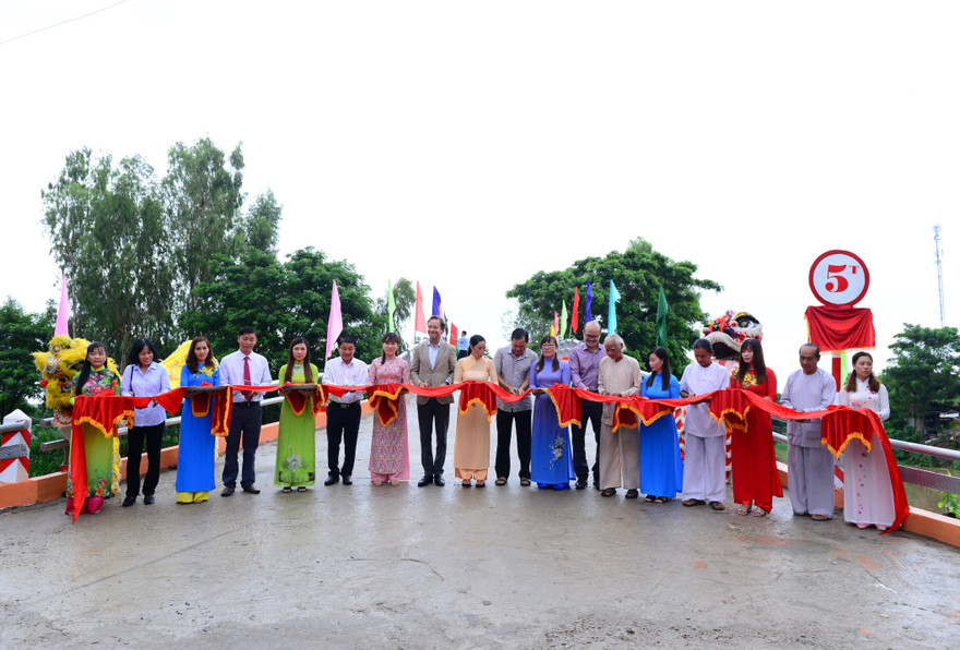 Khánh thành cây cầu thứ 2 dài 44 mét làm từ nắp chai bia tái chế