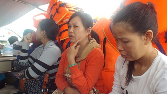 Hành khách đi trên ca nô KH-0696 không khỏi bất an sau khi ca nô bất ngờ chết máy giữa biển.