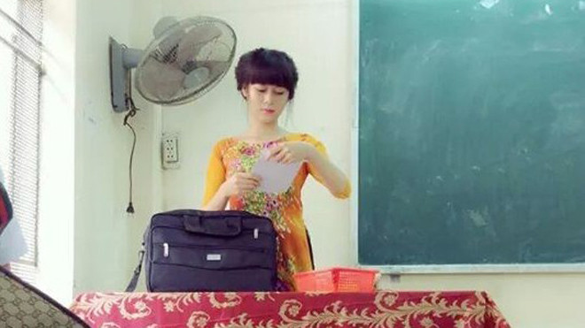 Hình ảnh cô giáo trẻ trên bục giảng đang thu hút sự chú ý của dân mạng. 