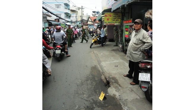 Công an khám nghiệm hiện trường nơi Vĩnh trộm chiếc xe máy của bảo mẫu Trinh.