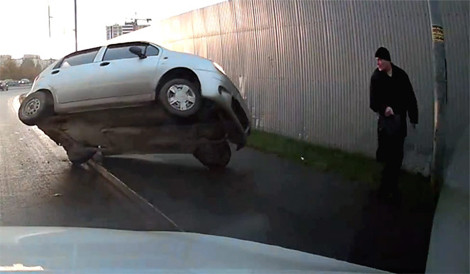 Người đàn ông suýt bị xe Matiz đè trúng khi đi bộ