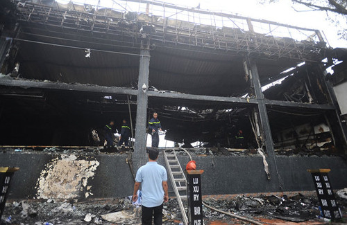 Đêm 23/9, Bar Luxury (153 Yên Phụ, quận Tây Hồ) đã bị lửa thiêu trụi. Ảnh: Giang Huy.