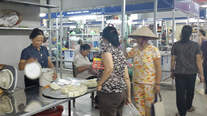 Đậu mơ - một thực phẩm nổi tiếng của chợ Mơ truyền thống đã được bán khi chợ mở lại