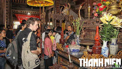 Các bạn trẻ trong hành trình tìm hiểu điêu khắc dân gian cùng nhà nghiên cứu Trần Hậu Yên Thế - Ảnh: tư lieu 