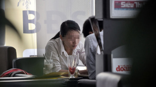 Nhân viên kinh doanh của một công ty tài chính giới thiệu cho nhà đầu tư tham gia sàn vàng - Ảnh: Quang Định (Tuổi Trẻ)