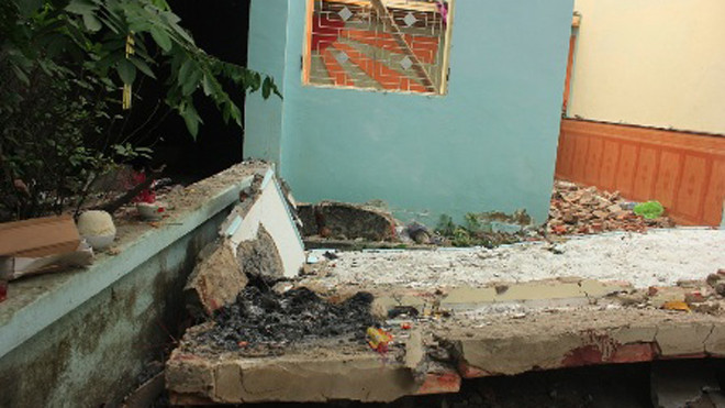 Mái hiên cũ nát đổ sập xuống khiến hai người lao động tử nạn. 