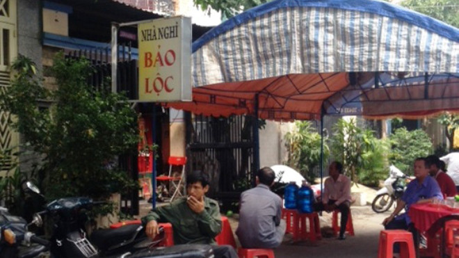 Thi thể bà T.T.H được đưa về nhà để lo hậu sự. Ảnh Việt Văn