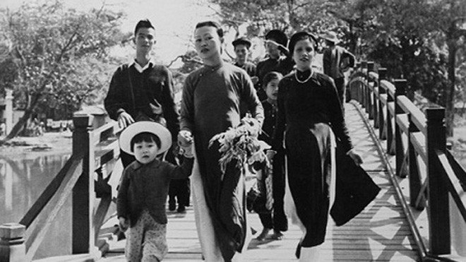 Sự thanh lịch toát lên từ trang phục đến bước đi 