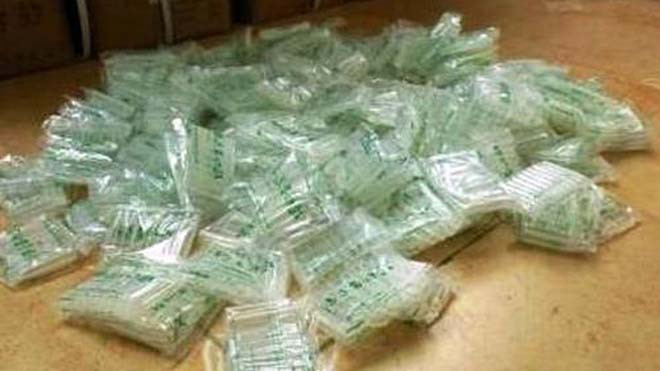 Rất nhiều loại hoá chất bảo quản hoa quả độc hại đang được bày bán trên thị trường 