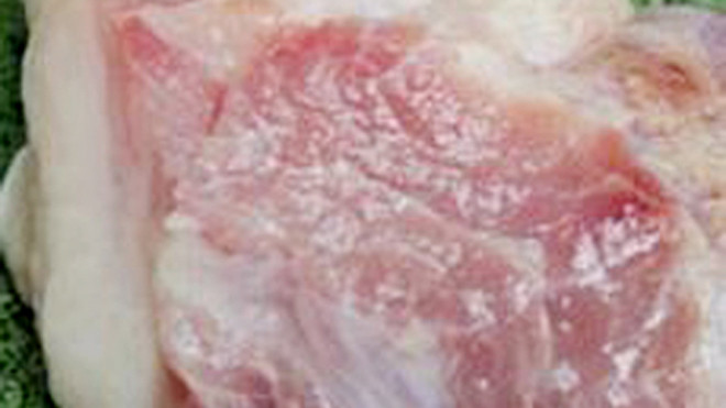 Thịt tươi ngon phải săn chắc, có độ đàn hồi, màu sáng, sờ có độ dính nhất định. Ảnh: Thi Trân.