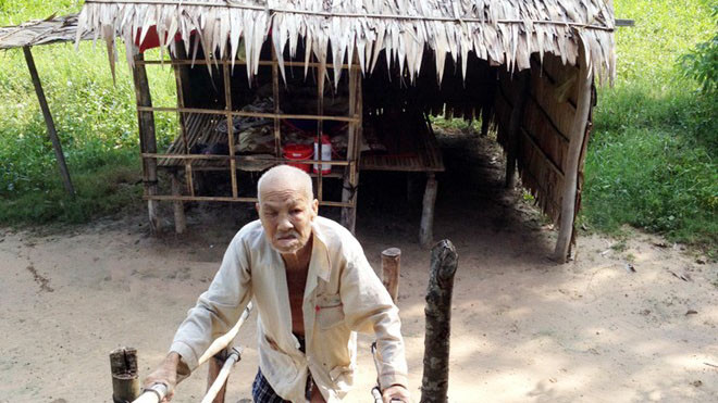 Thấy người lạ đến nhà chị Dùng, cụ Cưng vội trèo lên cầu thang xin tiền. 