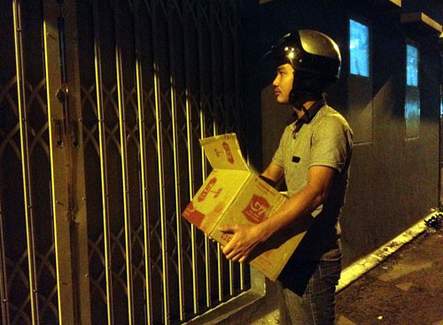 Phóng viên nhập vai để trải nghiệm và hiểu hết được công việc giao hàng đêm chẳng phải dễ tí nào - Ảnh: X.P 