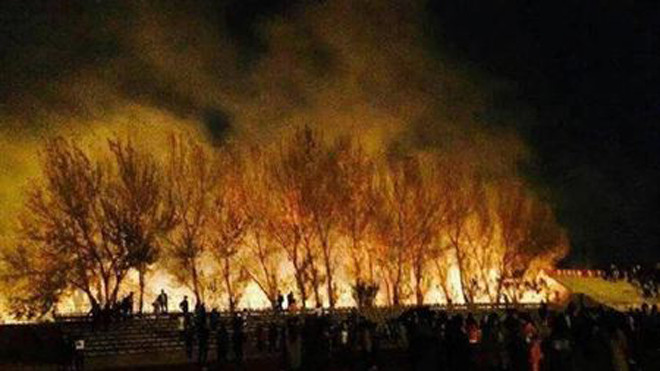 Ngọn lửa bốc cao 3-4 m tối 23-10. Ảnh: Want China Times