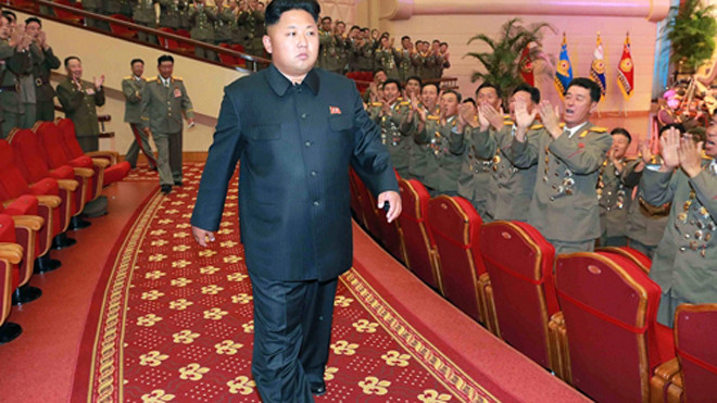 Nhà lãnh đạo Triều Tiên Kim Jong-un được các quan chức quân đội chào đón nhiệt liệt trong một sự kiến. Ảnh: AFP