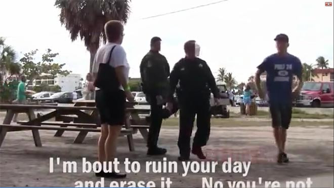Anh chàng “lãnh đủ” vì trêu ghẹo cảnh sát