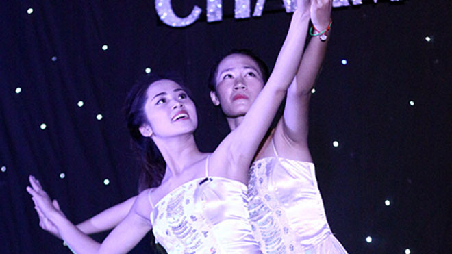 Màn múa trên xe lăn của nữ sinh trường Luật