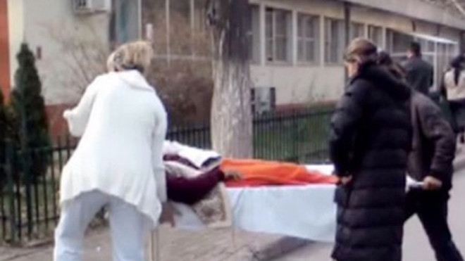 Các bác sĩ mang Oliver Ilic đi cấp cứu sau khi anh gọi điện cầu cứu do máu chảy không ngừng 