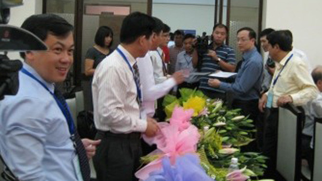 Ông Hoàng Hồng Giang (thứ nhất bên trái) làm thủ tục bốc thăm thứ tự thi vào sáng 18/10. Ảnh: Báo Giao thông. 