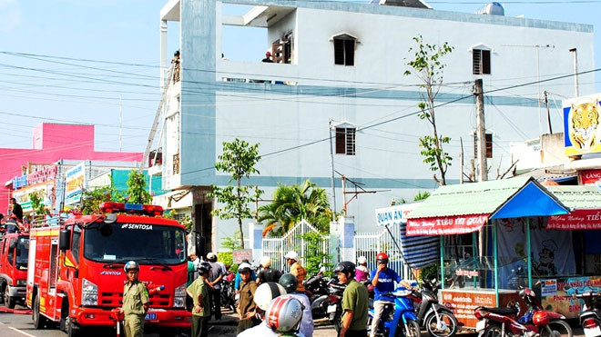Nhà cháy, bà cụ bà thoát hiểm