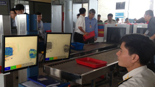 Soi chiếu an ninh áp dụng 10.000 đồng/khách qua cửa thường từ 1.10 - Ảnh: M.Hà/ Thanh Niên