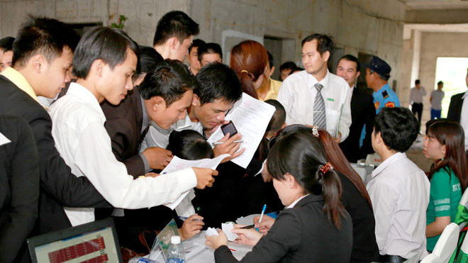 Quang cảnh giao dịch trong ngày mở bán căn hộ Sài Gòn Town sáng 5/10