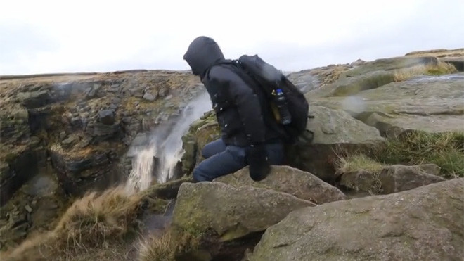 Thác nước chảy ngược vì gió quá mạnh