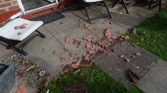 Máy bay hạ cánh làm tốc mái nhà dân