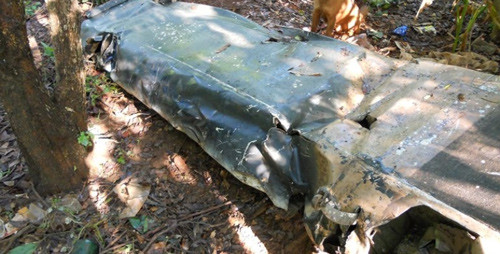 Một mảnh lớn kim loại nghi là cánh máy bay