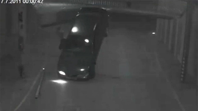 Xe 'điên' lật ngửa khi cố tình lùi phá hàng rào