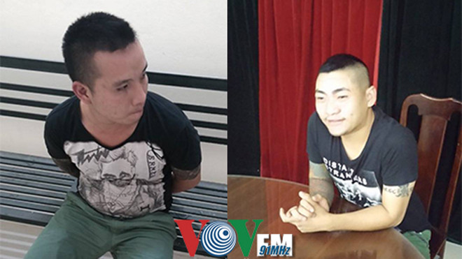 Đối tượng Quân (trái) và Hùng Anh "hớn hở" tại trụ sở công an phường.